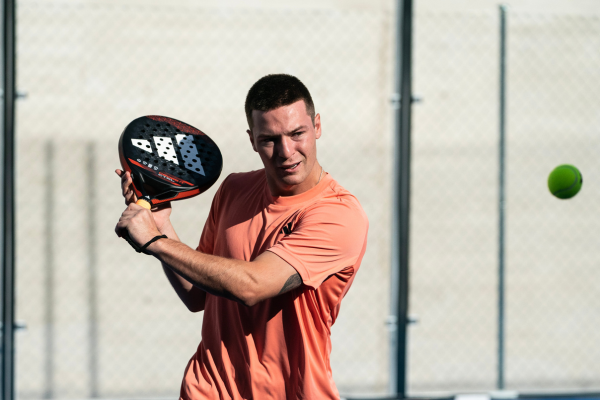 Hoe kan ik beter worden in padel? Praktische tips en technieken